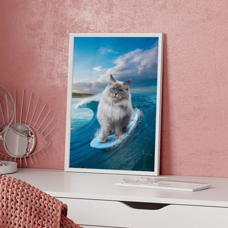 Poster flauschige Katze surft auf Welle mit blauem Himmel im Hintergrund