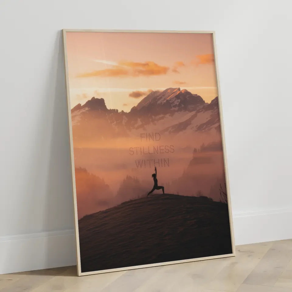 Poster mit einsamer Gestalt beim Yoga im Morgengrauen am Berggipfel