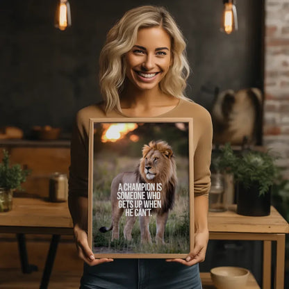 Majestätischer Löwe Poster mit kraftvollem Zitat in goldenem Licht
