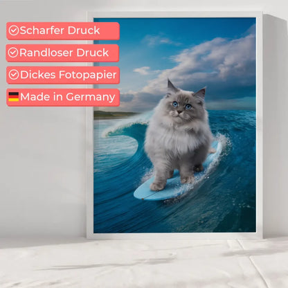 Poster flauschige Katze surft auf Welle mit blauem Himmel im Hintergrund