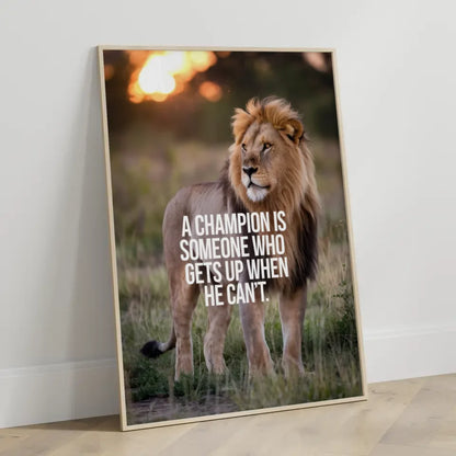 Majestätischer Löwe Poster mit kraftvollem Zitat in goldenem Licht