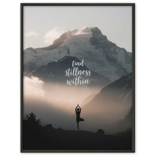 Poster Yoga Silhouette in den Bergen mit Zitat Find Stillness Within