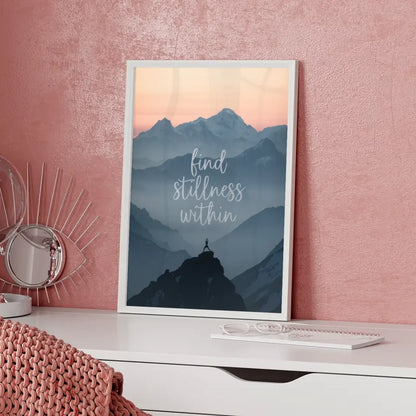 Poster mit ruhigem Berggipfel und Yoga Zitat für innere Ruhe