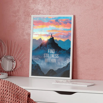 Yoga am Berg Poster mit Zitat Find Stillness Within im Morgengrauen