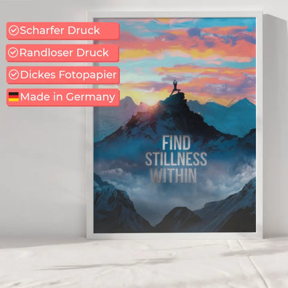 Yoga am Berg Poster mit Zitat Find Stillness Within im Morgengrauen