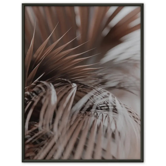 Eleganter Poster mit zarten Federn in Erdtönen für dein Zuhause