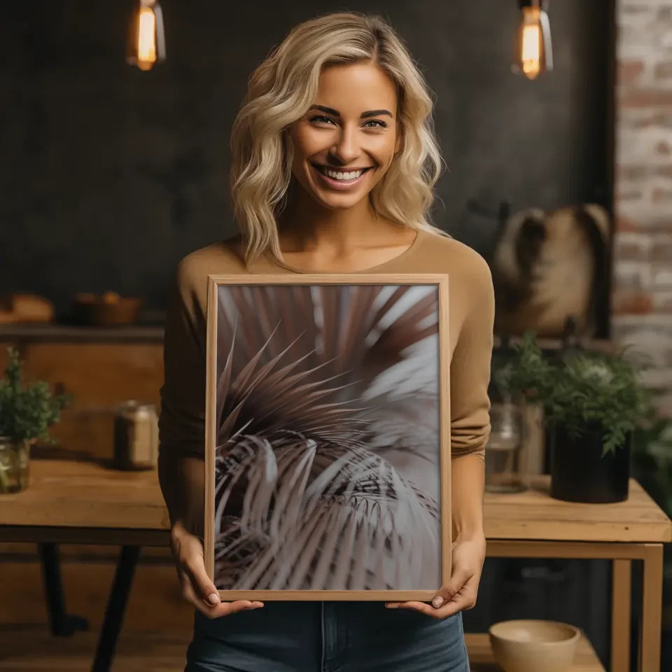 Eleganter Poster mit zarten Federn in Erdtönen für dein Zuhause