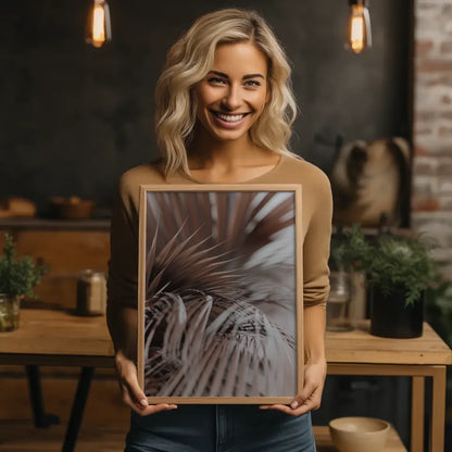 Eleganter Poster mit zarten Federn in Erdtönen für dein Zuhause