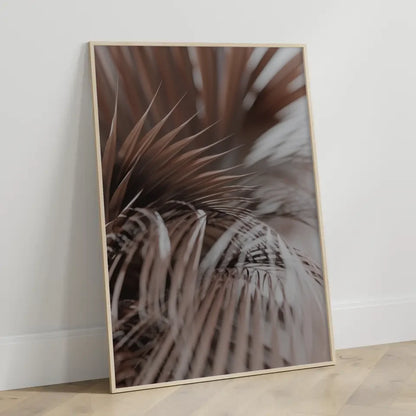 Eleganter Poster mit zarten Federn in Erdtönen für dein Zuhause