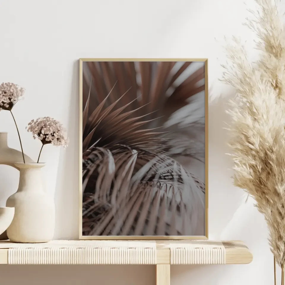 Eleganter Poster mit zarten Federn in Erdtönen für dein Zuhause
