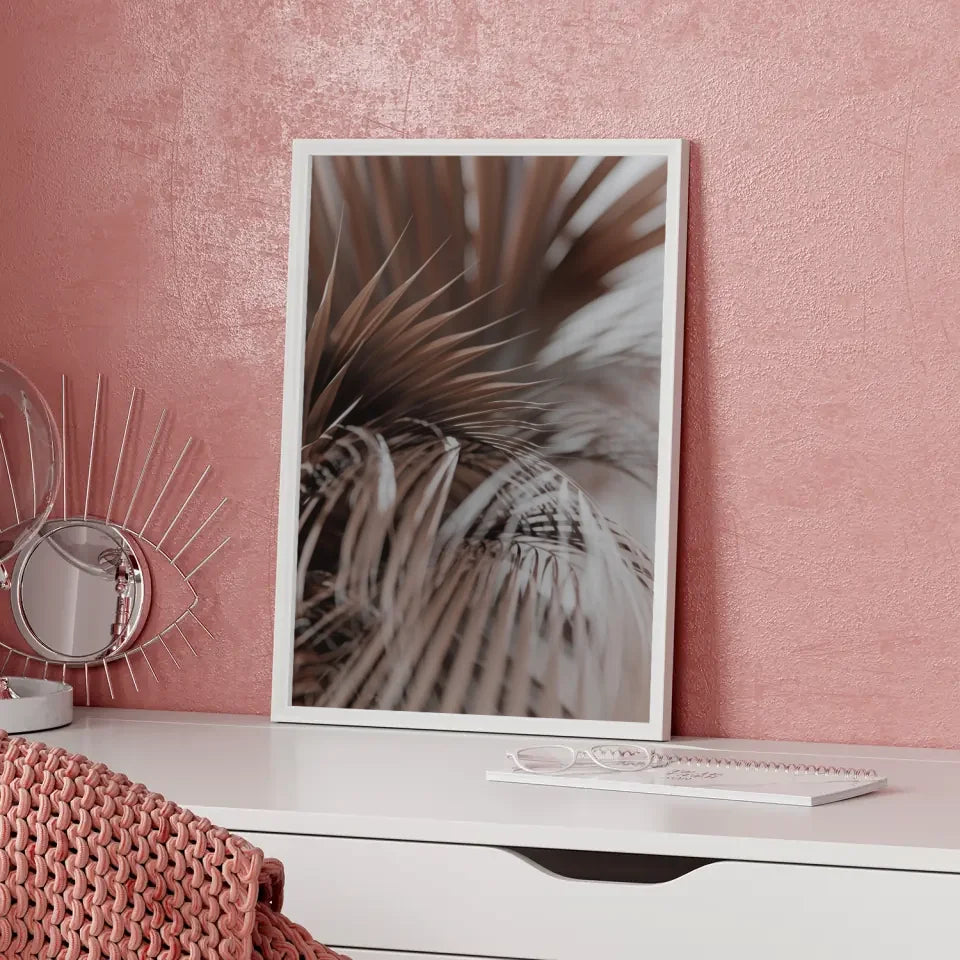Eleganter Poster mit zarten Federn in Erdtönen für dein Zuhause
