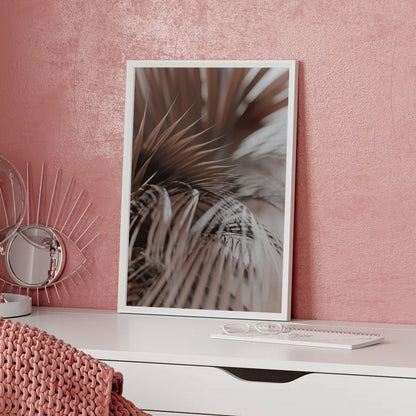 Eleganter Poster mit zarten Federn in Erdtönen für dein Zuhause