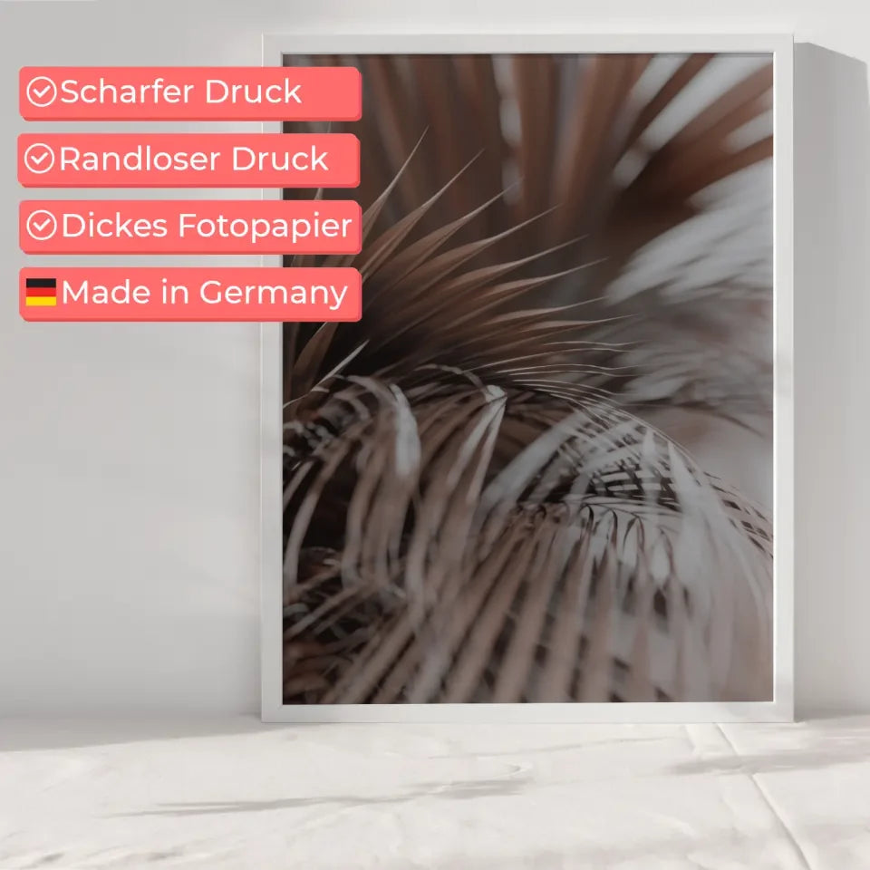 Eleganter Poster mit zarten Federn in Erdtönen für dein Zuhause