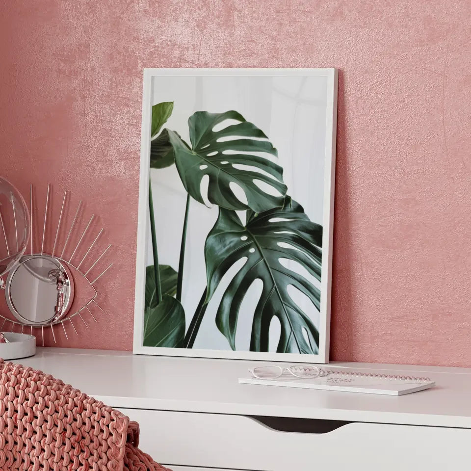 Poster mit grünen Blättern und Löchern für natürliche Raumgestaltung