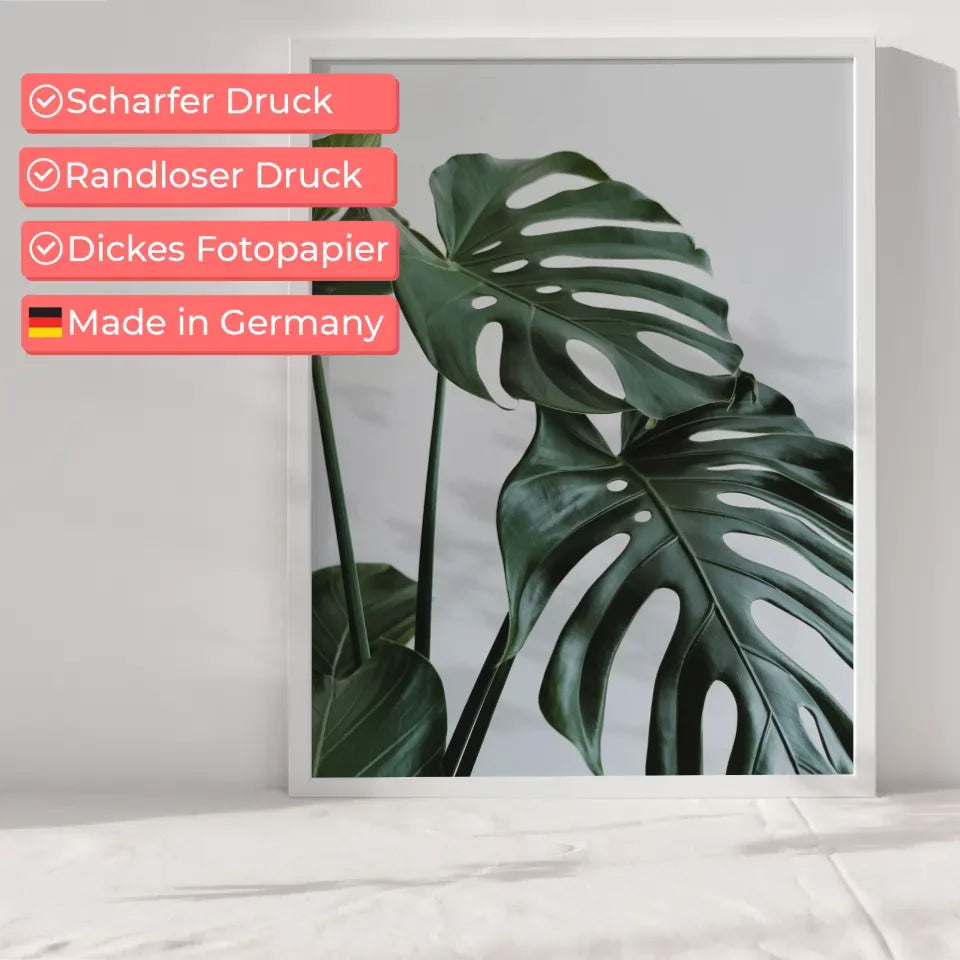 Poster mit grünen Blättern und Löchern für natürliche Raumgestaltung