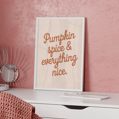 Herbstliches Poster mit Zitat Kürbisgewürz für gemütliche Räume