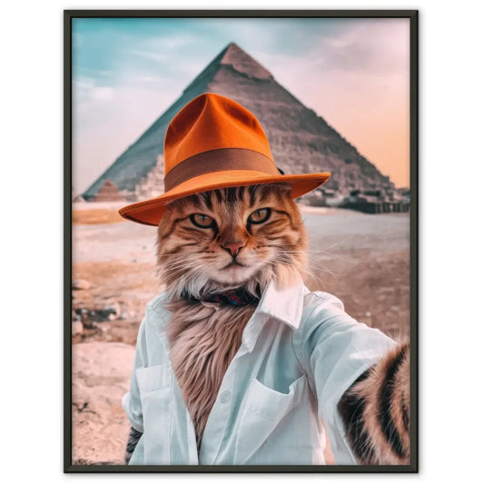 Poster mit süßer Katze im orangefarbenen Hut vor der Cheops-Pyramide