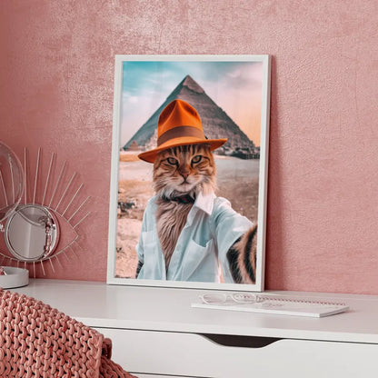 Poster mit süßer Katze im orangefarbenen Hut vor der Cheops-Pyramide