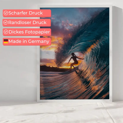 Poster Surferin auf Welle im Sonnenuntergang mit kreativen Farben