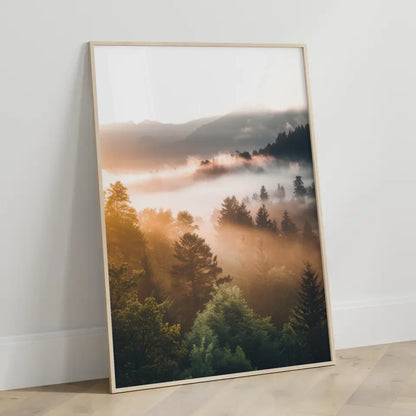 Poster nebliger Sonnenaufgang im Wald mit Bergen und goldenem Licht