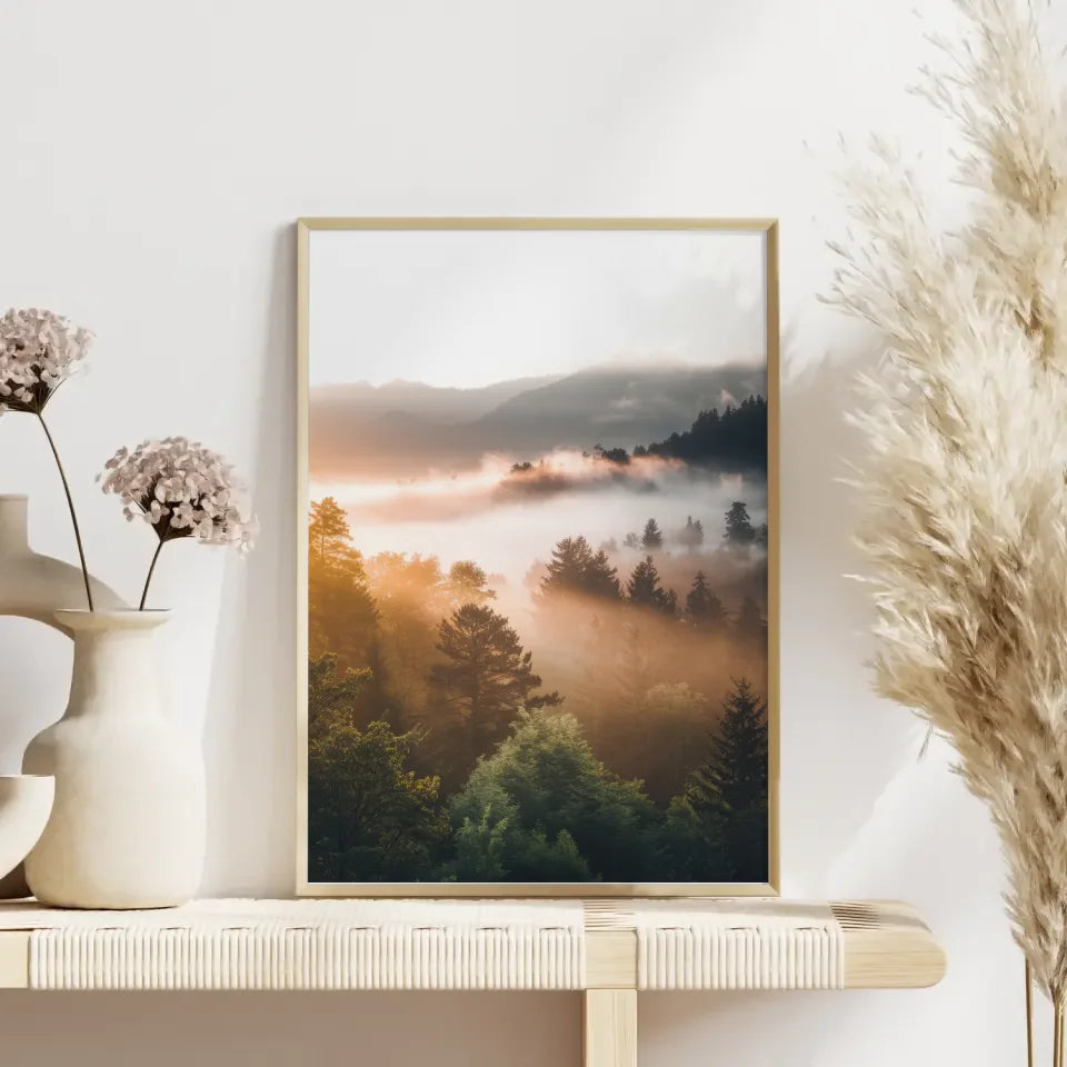 Poster nebliger Sonnenaufgang im Wald mit Bergen und goldenem Licht