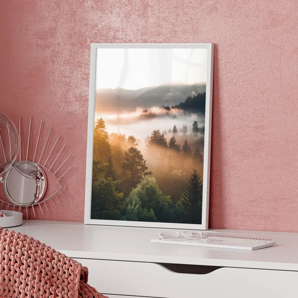 Poster nebliger Sonnenaufgang im Wald mit Bergen und goldenem Licht