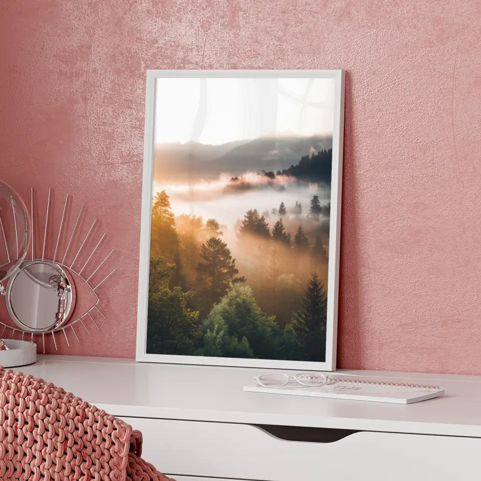 Poster nebliger Sonnenaufgang im Wald mit Bergen und goldenem Licht