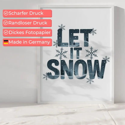 Ruhige Landschaft Poster mit Booten und schneebedeckten Bergen