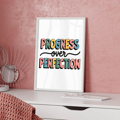 Farbenfrohes Poster mit dem Spruch Fortschritt statt Perfektion