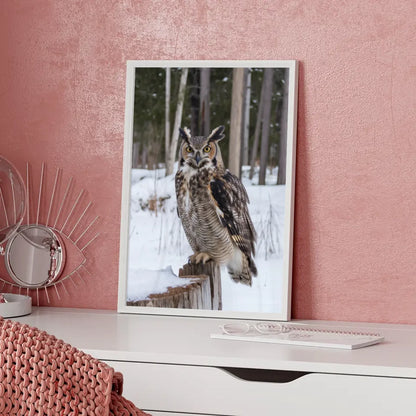 Abstraktes Poster mit geschwungenen Linien und ruhigem beigen Hintergrund