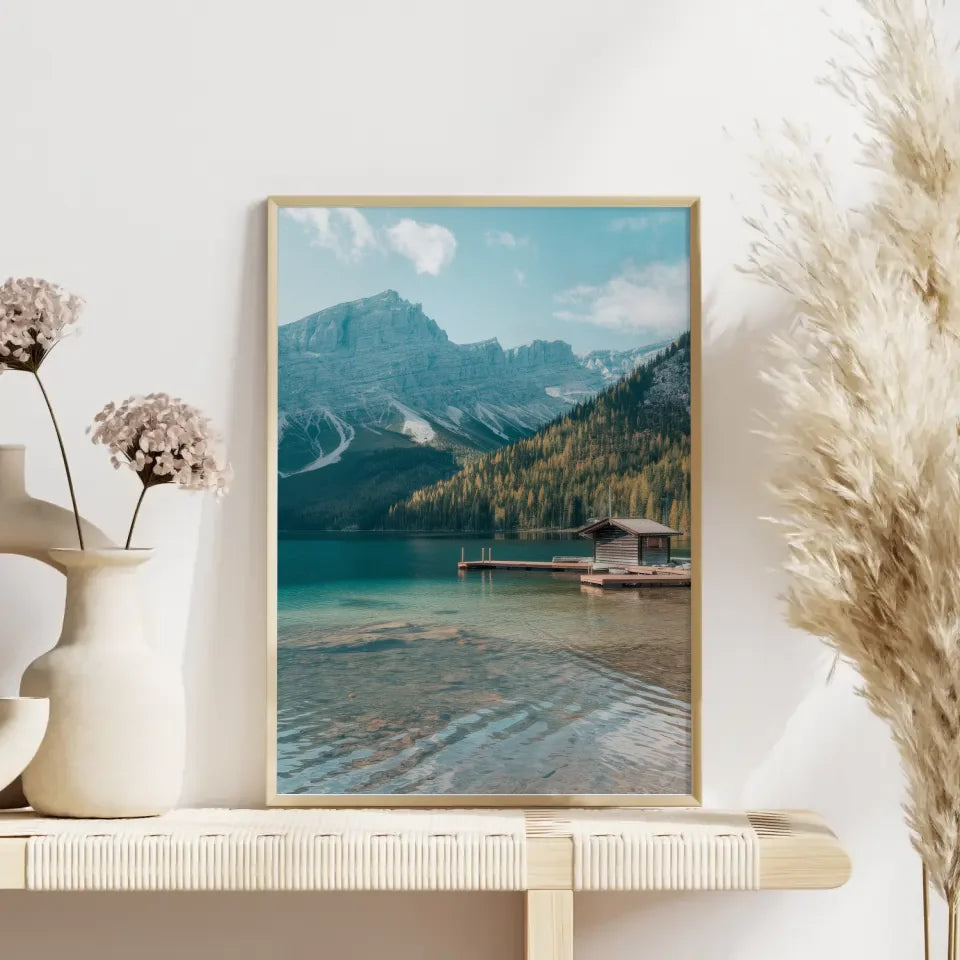 Monochromes Poster von Figuren in Umarmung für elegante Wandgestaltung