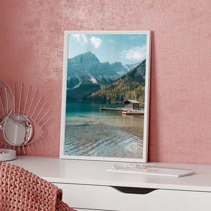 Monochromes Poster von Figuren in Umarmung für elegante Wandgestaltung