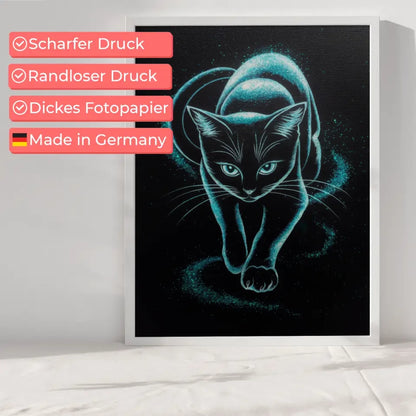 Magische Katze Poster mit Glitzerkunst in schwarz-weiß und blauem Blick