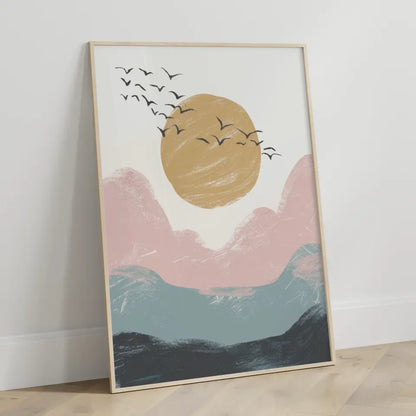 Abstraktes Poster mit minimalistischer Landschaft und goldgelber Sonne