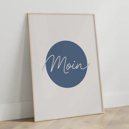 Moderner Moin Poster mit blauem Hintergrund und elegantem Design