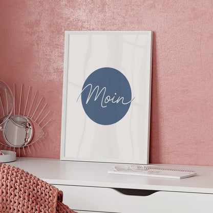 Moderner Moin Poster mit blauem Hintergrund und elegantem Design