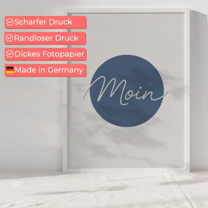 Moderner Moin Poster mit blauem Hintergrund und elegantem Design