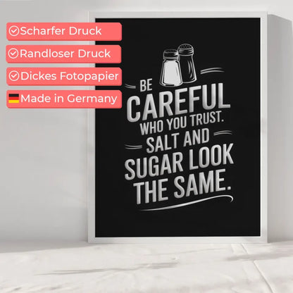 Poster mit Stil Seien Sie vorsichtig wer Ihnen vertraut im Vintage Design