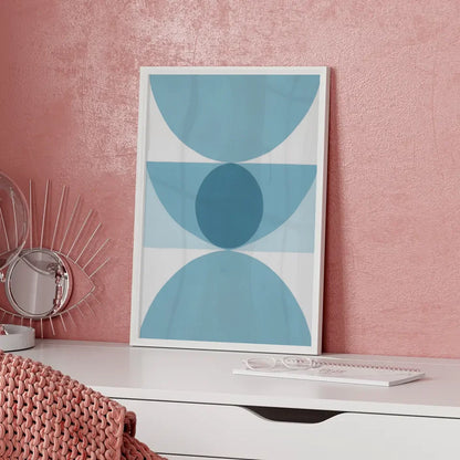Minimalistisches Poster mit geometrischen Formen in Hellblau