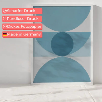 Minimalistisches Poster mit geometrischen Formen in Hellblau