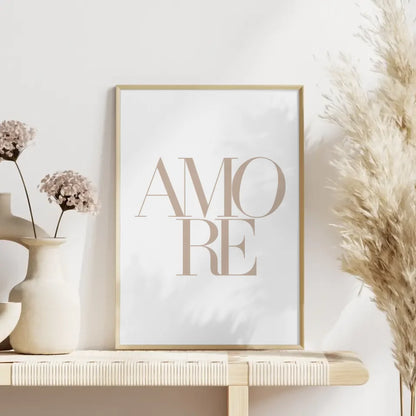 Minimalistisches AMORE Poster in Beige Hellbraun für jeden Raum