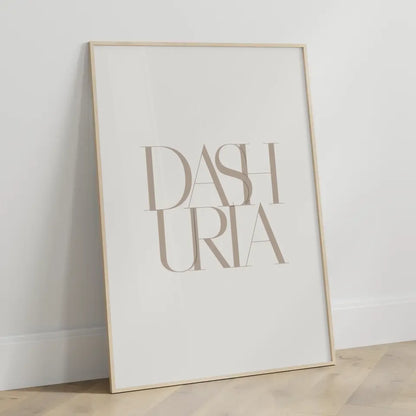 Poster mit dem Wort DASHURIA in minimalistischer Eleganz und Farbenpracht