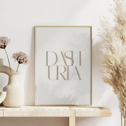 Poster mit dem Wort DASHURIA in minimalistischer Eleganz und Farbenpracht