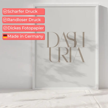 Poster mit dem Wort DASHURIA in minimalistischer Eleganz und Farbenpracht