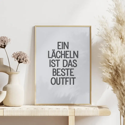 Poster mit Zitat Ein Lächeln ist das beste Outfit minimalistisches Design