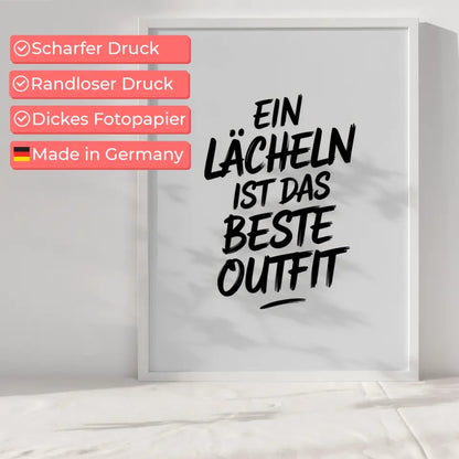 Poster mit Zitat Ein Lächeln ist das beste Outfit minimalistisches Design