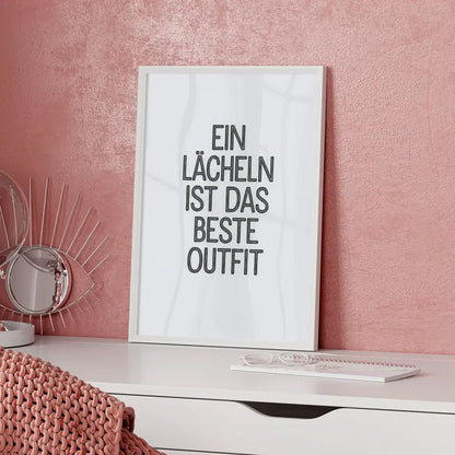 Poster mit Zitat Ein Lächeln ist das beste Outfit minimalistisches Design