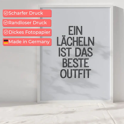 Poster mit Zitat Ein Lächeln ist das beste Outfit minimalistisches Design