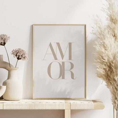 Minimalistisches Poster mit AMOR in Beige für moderne Wände