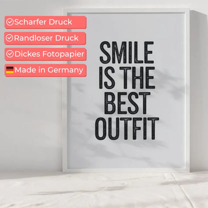 Poster mit Zitat Smile is the best Outfit im minimalistischen Design